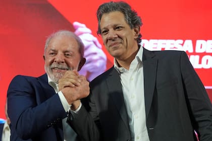 Lula y el saliente ministro de Finanzas Fernando Haddad se dan la mano durante una acto de campaña en São Bernardo do Campo, Brasil, el 19 de marzo de 2026