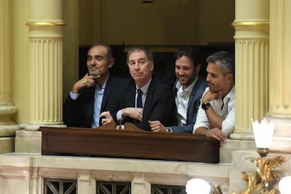 "Lule" Menem, Diego Santilli, Ignacio Devitt y Martín Menem durante el debate del Presupuesto en el Senado