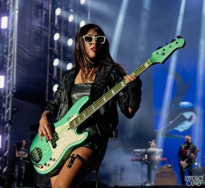 Luli Bass se destaca por una estética particular: utiliza un bajo verde con cuerdas del mismo tono y suele pintar sus uñas al tono