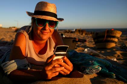 Luli de la Vega, de vacaciones en Punta del Este, no teme arruinar su descanso por chequear su BlackBerry