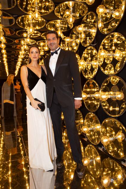 Luli Fernández, acompañada por su marido, Cristián Cúneo Libarona, optó por un Chanel vintage que completó con zapatos Yves Saint Laurent y sobre Fendi. “Pensé que esté año el dress code era sin fascinator y lo pedí hoy”, reconoció sobre el diseño de Guidobono.