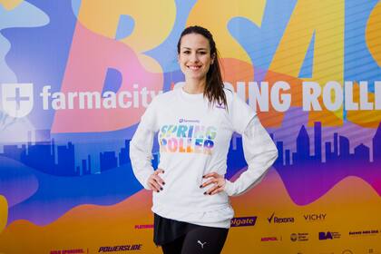 Luli Fernández, deportista a full en la rolleada de Farmacity