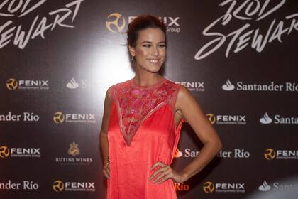 Luli Fernández, sexy y romántica, disfrutó del show de Rod Stewart