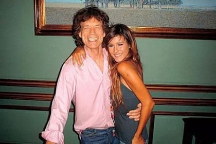 Luli Fernández y Mick Jagger en la foto que pasó a la historia: a los 17 años la modelo conoció al líder de los Stones