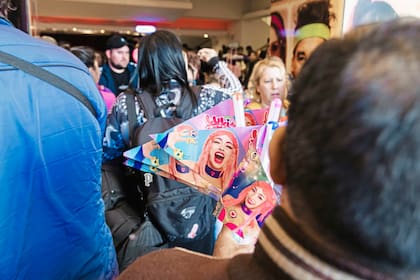 Luli Pampín es furor en calle Corrientes