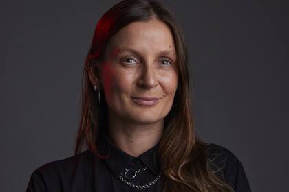 Luli Pierri (Humo Rojo): "La desconexión se está convirtiendo en un valor añadido que muchas empresas están comenzando a explotar, no sólo refleja una respuesta a una demanda del mercado, sino que también demuestra una evolución en la comprensión de lo que los consumidores valoran un balance saludable entre la tecnología y la vida personal”