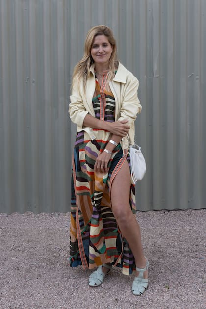 Lulu Biaus apostó por un diseño estampado con una campera color amarillo pastel