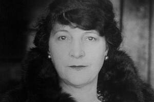 Lulu Hunt Peters se doctoró en medicina por la Universidad de California, cuando menos del 5% de los estudiantes de medicina estadounidenses eran mujeres.