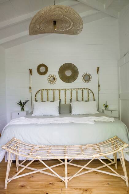 Luminaria de carandillo (El Almacén de Totó), respaldo de cama modelo ‘Ramiro’ y pie de caña (ambos, Lado C Deco).