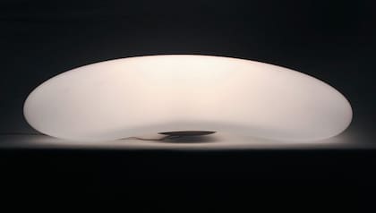 Luminaria Ishi, cristal soplado a boca, spot de iluminación plástico, cable negro, florón metálico y lámpara halógena. Colección: Contemporánea. Museo de Bellas Artes Castagnino.