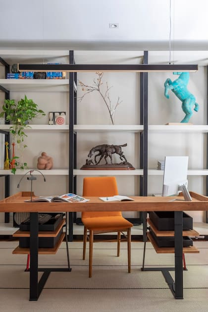 Luminaria suspendida (Dimm), objetos de arte (Espacio Pinasco), escritorio ‘Sauzam’ en madera y hierro (Eugenio Aguirre) y alfombra ‘Fini’ lavable (Rugit).