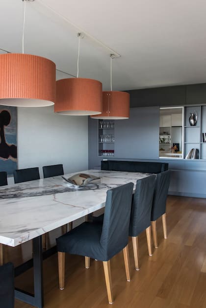 Luminarias colgantes (Via Luce). Mueble estructural en laca gris (Arquimadera).
