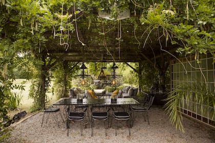 Luminarias tipo nido, mesas, sillas y sillones de hierro con colchonetas impermeables (todo de 7-27 Home Collection)