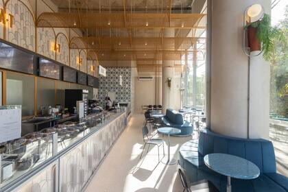 Luminoso y muy amplio, este local de la heladería artesanal Antiche Tentazioni también extendió su propuesta cafetera y horarios de apertura para acompañar al barrio.