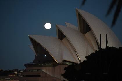 La luna ilumina la Opera de Sidney