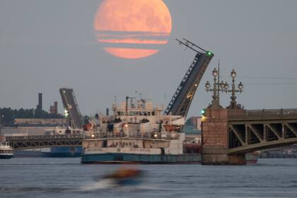 La luna sobre el río Neva, en San Petersburgo, Rusia