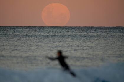 Así se ve la luna en una playa de Sidney, Australia
