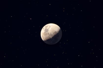 Es una imagen compuesta por dos fotos tomada en Colonia del Sacramento. Se superpuso una foto de la luna creciente con una de la luna llena para mostrar los detalles de la parte de la Luna creciente que estaba en sombra.