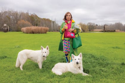 Luna y Santi (acostado), los dos ovejeros blancos suizos de Claudio Stamato y Felipe Durán, creadores de la isla El Descanso, acompañaron a la diseñadora en todo el recorrido. Los perros son la gran debilidad de la española: en su casa tiene más de diez.