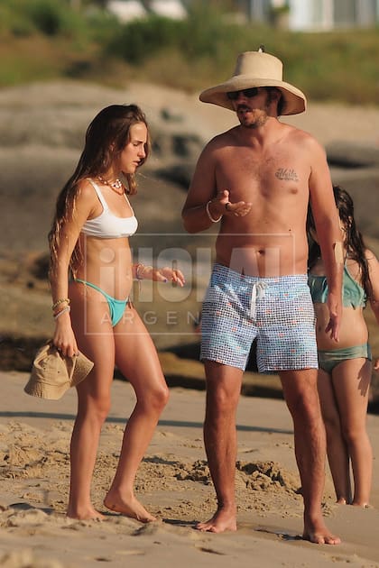 Lunes 3, por la tarde. Ámbar comparte una charla con Agustín Goldenhorn, el novio y prometido de su mamá, a orillas del mar.