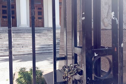 Lunes 4 de marzo, 14.30. Todos los accesos a la Dirección General de Cultura y Educación lucen cerrados con candados.