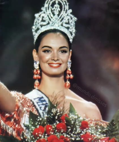 Lupita Jones inició la tradición del vestido rojo cuando fue coronada como la primera Miss Universo mexicana en 1991 (Instagram/@mundo.dmisses)