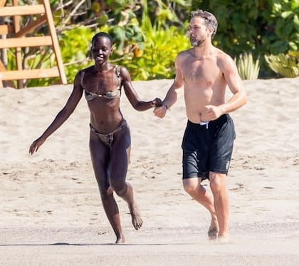 Lupita lució su impactante figura con una pequeña bikini mientras que Joshua eligió una bermuda negra para disfrutar de las playas mexicanas