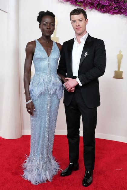 Lupita Nyong'o, con un Armani Privé, caminó por la alfombra roja con Joseph Quinn. En casa quedó su nuevo amor, el actor Joshua Jackson