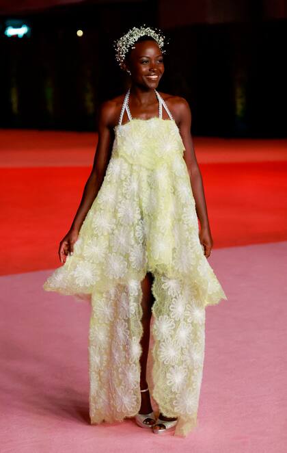 Lupita Nyong'o, con un vestido floreado en tono manteca de Chanel Couture