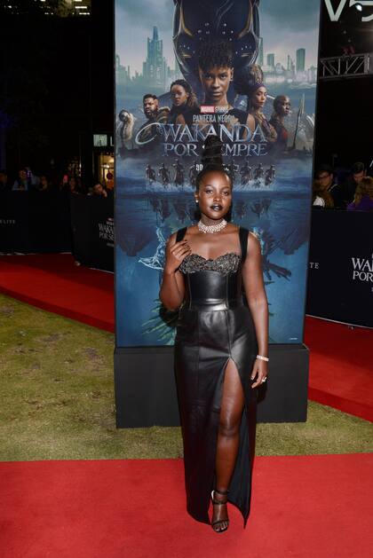 Lupita Nyong'o desfiló por la alfombra roja con un vestido negro al cuerpo