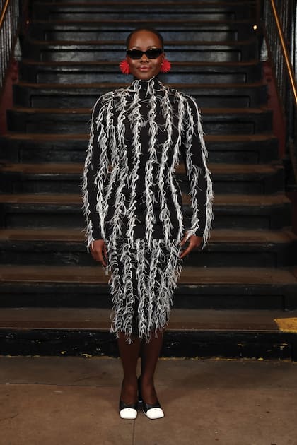 Lupita Nyong’o eligió para la ocasión un vestido al cuerpo decorado con plumas