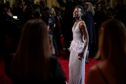 Lupita Nyong'o llega a los Oscar el domingo 10 de marzo de 2024 en el Dolby Theatre de Los Ángeles (Foto AP/John Locher)
