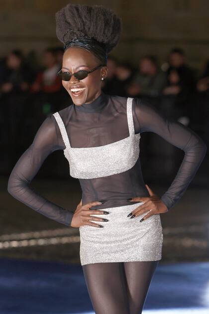 Lupita Nyong’o llevó un original conjunto de crop top y falda con strass termoadhesivos sobre un mono transparente.