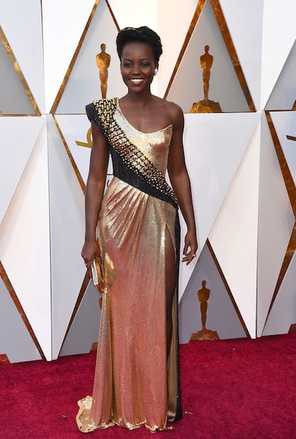 Lupita Nyongo no decepcionó, con un imponente vestido dorado y negro