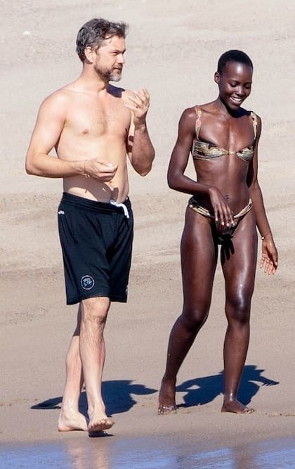 Lupita Nyong'o y Joshua Jackson disfrutan del sol mexicano mientras celebran juntos el cumpleaños número 41 de Lupita, en 2024