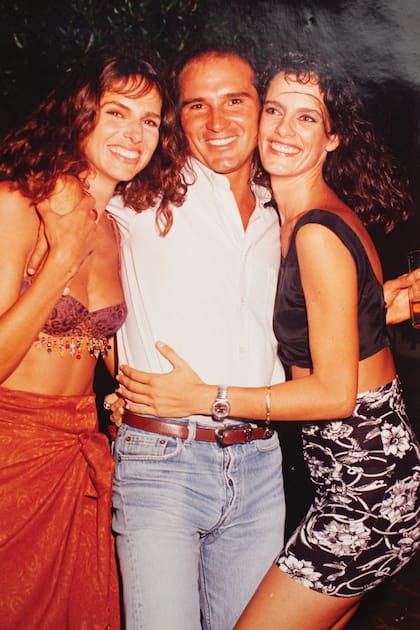 Lúquez, con Ginette Reynal y Nequi Galotti, en la disco
El Cielo, en los 90.