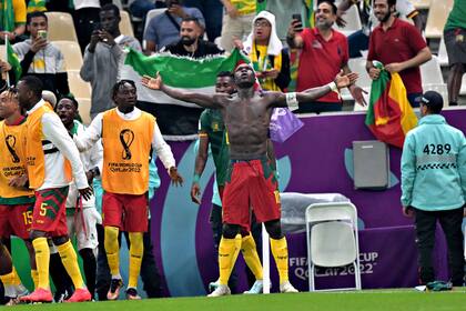 Vincent Aboubakar festeja sin la camiseta y se llevará otra tarjeta amarilla, la de la expulsión