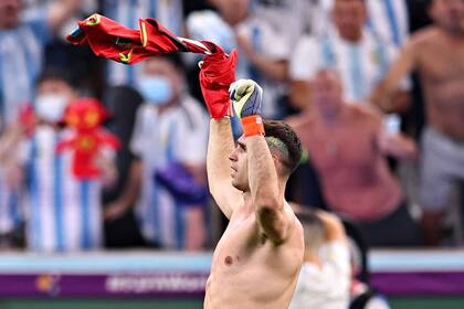 El arquero Emiliano Martínez de Argentina celebra ganar la tanda de penales durante el partido de cuartos de final de la Copa Mundial de la FIFA Qatar 2022 entre Holanda y Argentina en el Estadio Lusail.