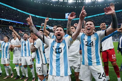 Lionel Messi celebra con sus compañeros después de ganar el partido de cuartos de final ante Países Bajos