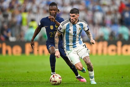 Eduardo Camavinga de Francia lucha por el balón con Rodrigo De Paul de Argentina durante el partido Final - Copa Mundial de la FIFA Qatar 2022 entre Argentina y Francia en el Estadio Lusail el 18 de diciembre de 2022