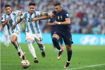 Kylian Mbappe de Francia corre bajo la presión de Enzo Fernández de Argentina durante el partido final de la Copa Mundial de la FIFA Qatar 2022 entre Argentina y Francia en el Estadio Lusail el 18 de diciembre de 2022 en Lusail City, Qatar.