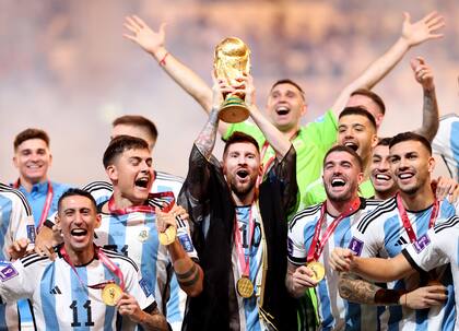 Lionel Messi de Argentina levanta el trofeo de ganador de la Copa Mundial de la FIFA Qatar 2022 durante el partido final de la Copa Mundial de la FIFA Qatar 2022 entre Argentina y Francia en el Estadio Lusail el 18 de diciembre de 2022
