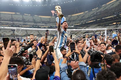 Lionel Messi de Argentina celebra con el trofeo de la Copa Mundial de la FIFA luego de la victoria de su equipo durante el partido final de la Copa Mundial de la FIFA Qatar 2022 entre Argentina y Francia en el Estadio Lusail el 18 de diciembre de 202