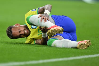 Neymar Jr., de Brasil, en el suelo durante el partido del grupo G del Mundial ante Serbia