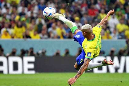 Richarlison de Brasil anota el segundo gol de su equipo durante el partido del Grupo G de la Copa Mundial de la FIFA Qatar 2022 entre Brasil y Serbia