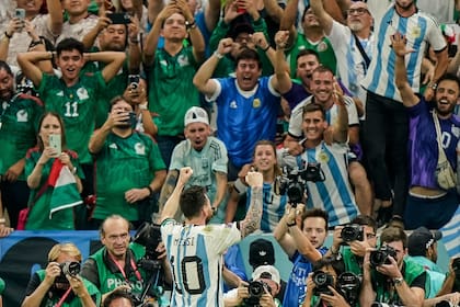 Lionel Messi celebra después de anotar el primer gol argentino contra México