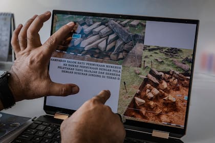 Lutfi Yondri, un arqueólogo del gobierno provincial de Bandung, comparte imágenes de excavaciones en el sitio de la pirámide Gunung Padang en la Agencia Nacional de Investigación e Innovación en Bandung, Java Occidental, Indonesia, el 21 de diciembre de 2023.