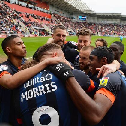 Luton celebra un gol