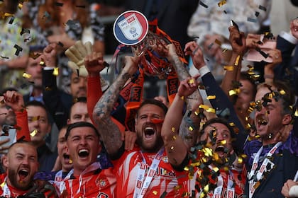 Luton Town celebra un ascenso a la Premier League que esperó por 31 años. 