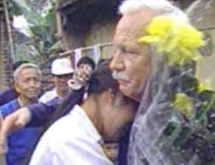 Luttrell, en uno de sus viajes de regreso a Vietnam